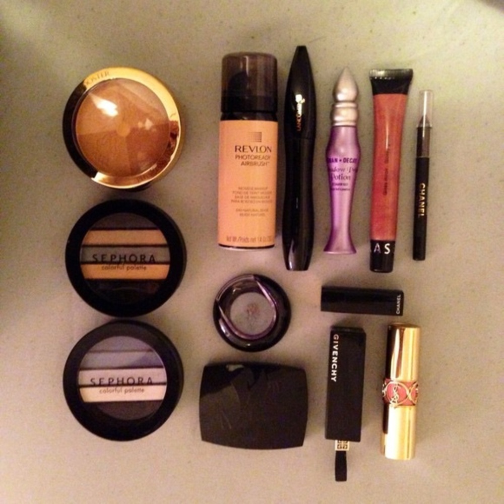 HIGH END MAKE UP MYSTERY BOX - Picture 5 of 12